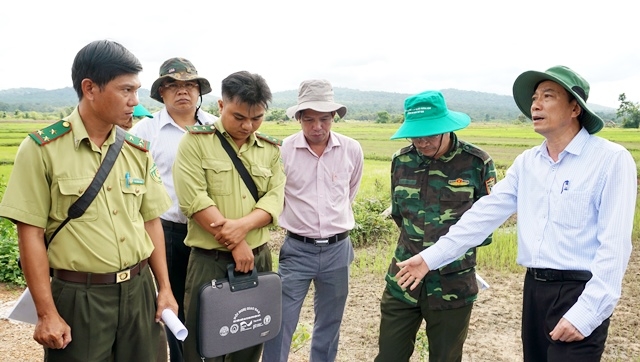 Đoàn công tác khảo sát tại khu vực sản xuất lúa nước của buôn Đrăng Phôk. 