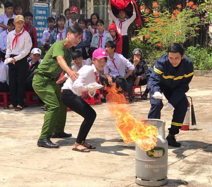 Học sinh Trường THCS Nguyễn Thị Định xã Ia R'vê (huyện Ea Súp) thực hành phương pháp phòng cháy chữa cháy.