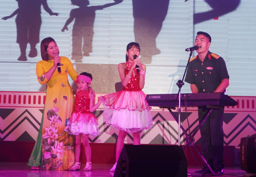 Gia đình hội viên phụ nữ Bộ Chỉ huy Quân sự tỉnh chia sẻ về hành trình xây đắp hạnh phúc thông qua tiết mục biểu diễn 