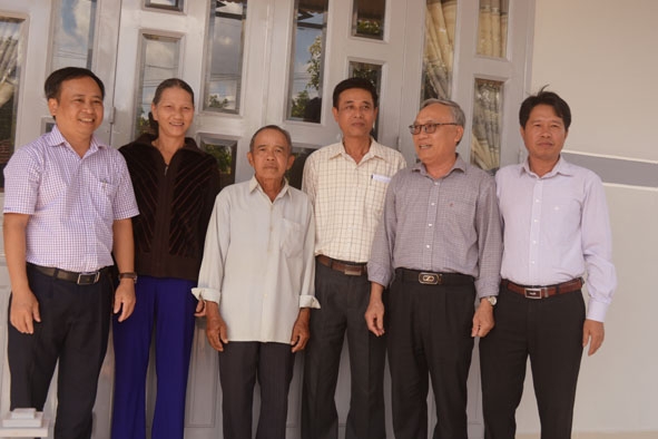 Tổng Biên tập Báo Đắk Lắk Nguyễn Văn Phú (thứ hai từ phải sang) cùng lãnh đạo đơn vị hỗ trợ bàn giao nhà Tình nghĩa cho gia đình bà Đặng Thị Thới. 