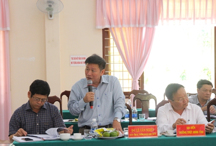 Ủy viên Ban Thường vụ, Trưởng Ban Nội chính Tỉnh ủy Lê Văn Nghĩa đóng góp ý kiến tại buổi làm việc.