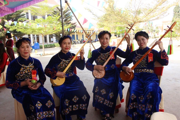 Đồng bào dân tộc Tày, Nùng ở Bình Thuận giữ gìn, phát huy nghệ thuật đàn tính, hát then.