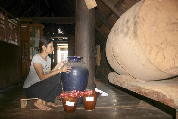 Chị H’ Minh Byă còn giữ được nhiều đồ dùng truyền thống trong ngôi  nhà dài.   