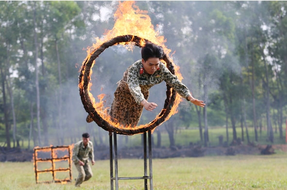  Bộ đội  đặc công  thể hiện  kỹ năng  nhào lộn qua vòng lửa.  