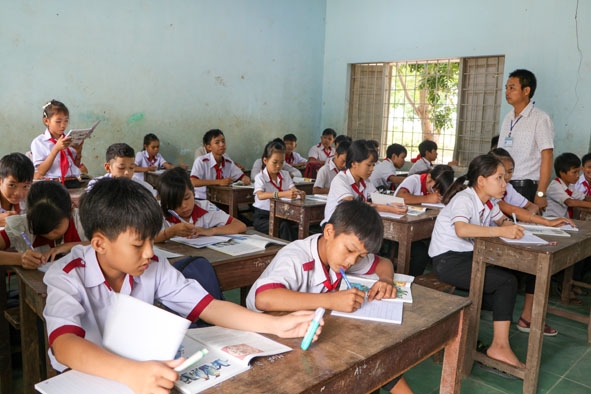 Tuy còn nhiều khó khăn nhưng các em học sinh Trường THCS Lê Quý Đôn, xã Ya Tmốt (huyện Ea Súp) đều tựu trường đông đủ.