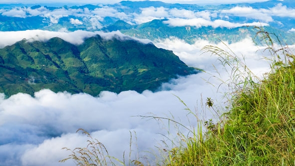 Biển mây bồng bềnh  hòa vào dáng núi Tà Chì Nhù.    
