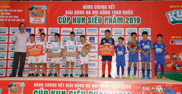 5 cầu thủ nhí Đắk Lắk (phía bên phải) đại diện đội nhận Giải thưởng 