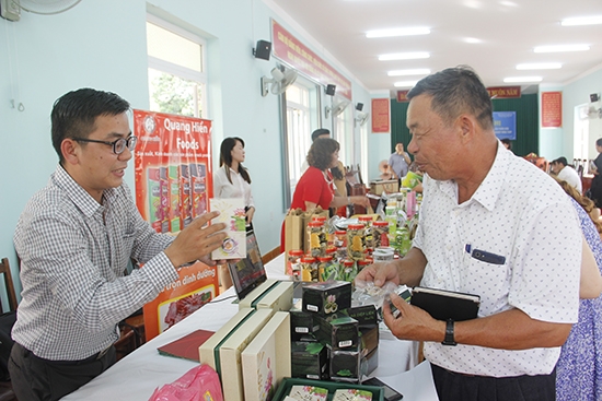 Doanh nghiệp tỉnh Đồng Thắp và Đắk Lắk tìm hiểu sản phẩm của nhau tại hội nhị