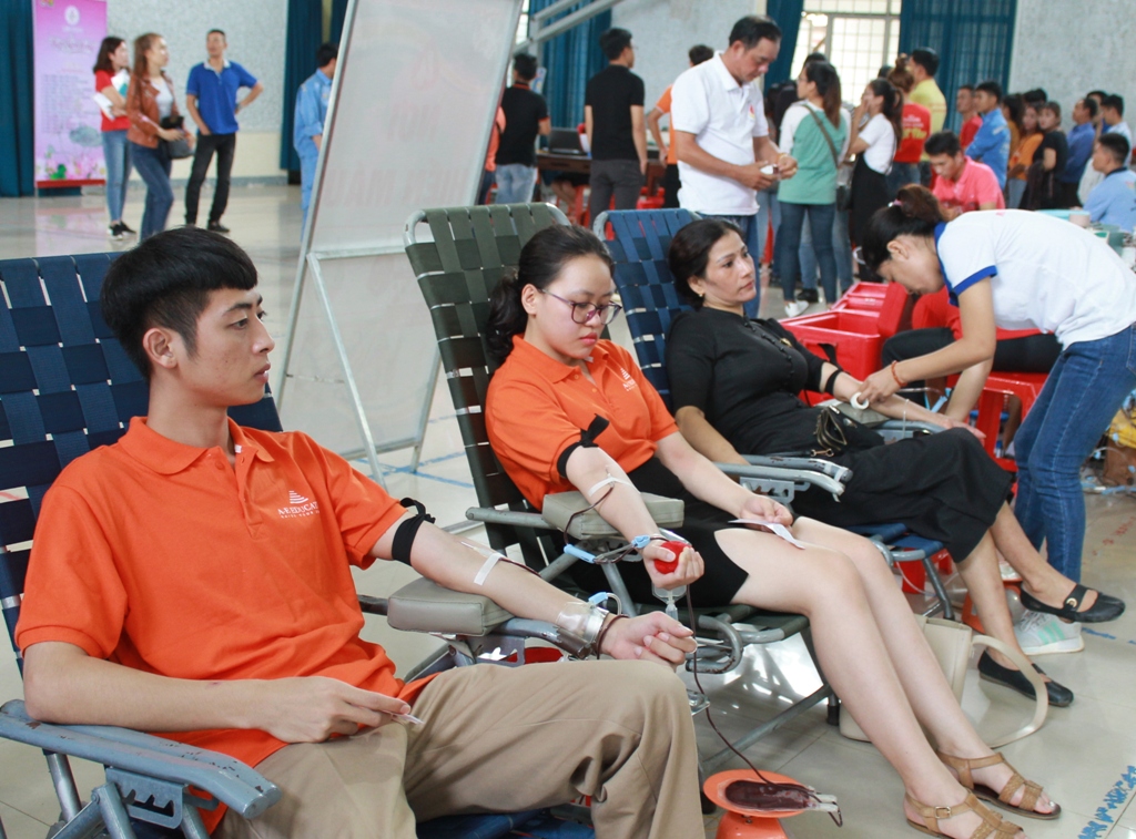 Các tình nguyện viên tham gia hiến máu 