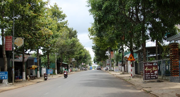 Một đoạn đường xanh - sạch - đẹp ở xã Ea Kly.