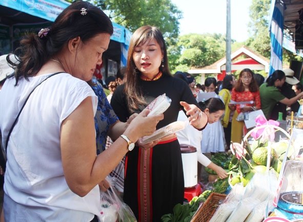 Khách hàng tìm hiểu sản phẩm bánh tráng  của Cơ sở Tuyết Duy tại Ngày hội phụ nữ  khởi nghiệp tỉnh Đắk Lắk.  Ảnh: V. Anh
