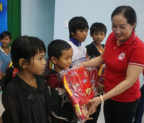 Các em học sinh nghèo tại xã Yang Reh nhận quà tặng của đoàn từ thiện.  