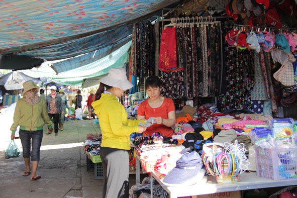 Cơ sở hạ tầng xuống cấp khiến việc kinh doanh của tiểu thương chợ Phan Đình Phùng gặp khó khăn. 