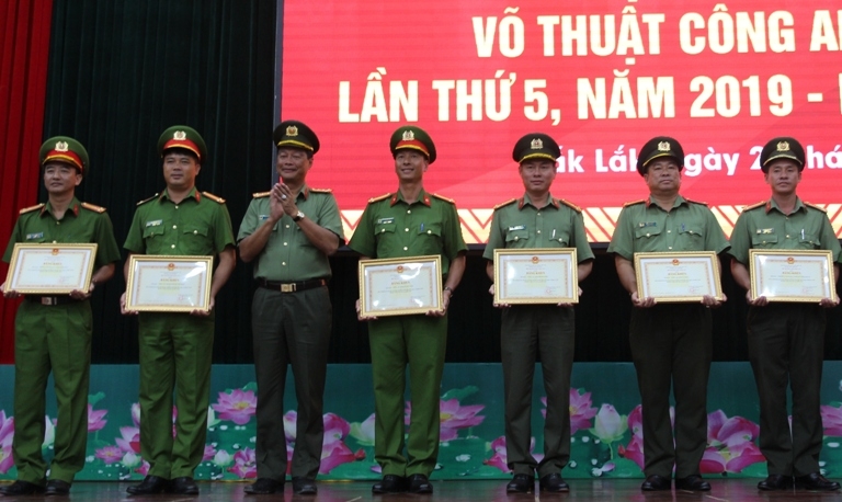 Đại tá Lê Hồng Hiệp, Phó Cục trưởng Cục X03 (Bộ Công an), Phó trưởng Ban Chỉ đạo hội thi trao Bằng khen tặng các đơn vị có thành tích xuất sắc.