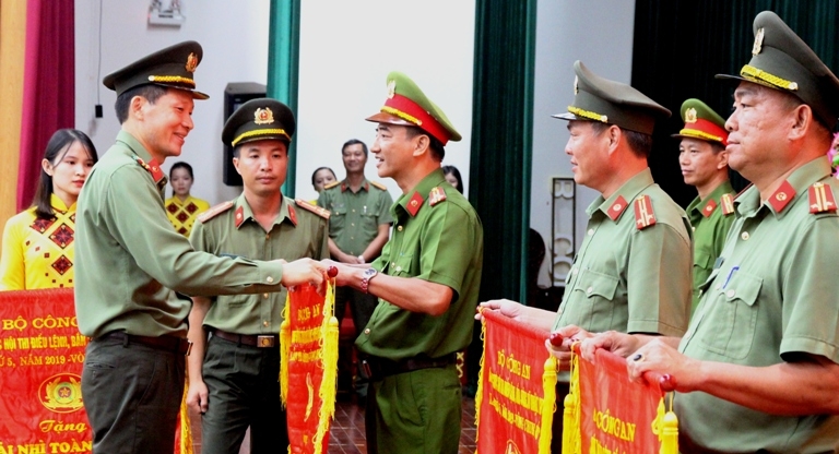 Đại tá Vũ Hồng Văn, Giám đốc Công an tỉnh Đắk Lắk, Trưởng Ban Tổ chức hội thi trao giải thưởng tặng các đơn vị có thành tích xuất sắc.