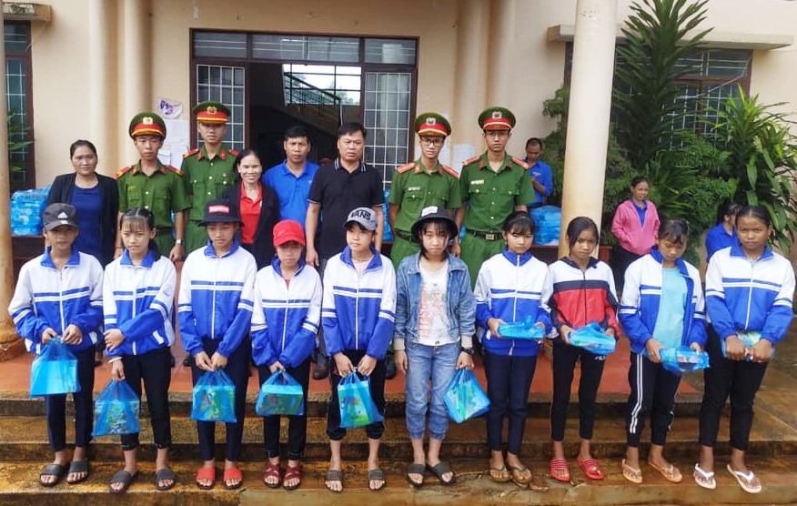 Đoàn thanh niên Công an huyện Cư M'gar cùng các đơn vị tặng quà cho các em học sinh nghèo vượt khó tại xã Ea Kuêh