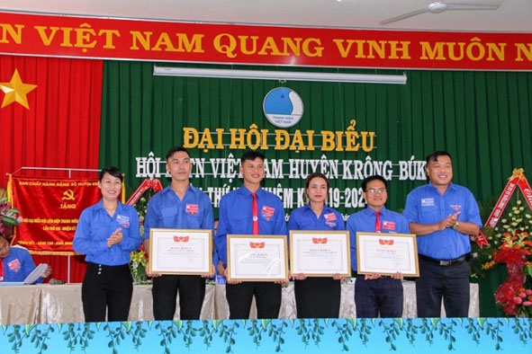 Anh Trần Văn Pháp (thứ 3, từ trái qua) nhận Bằng khen của Hội LHTN Việt Nam tỉnh vì có thành tích xuất sắc trong công tác Hội và phong trào thanh niên nhiệm kỳ 2014 - 2019. Ảnh: Nhân vật cung cấp