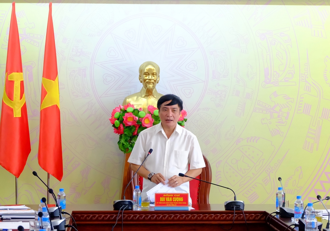Đồng chí Bùi Văn Cường, Bí thư Tỉnh ủy, Trưởng Tiểu ban Văn kiện phát biểu chỉ đạo tại cuộc họp