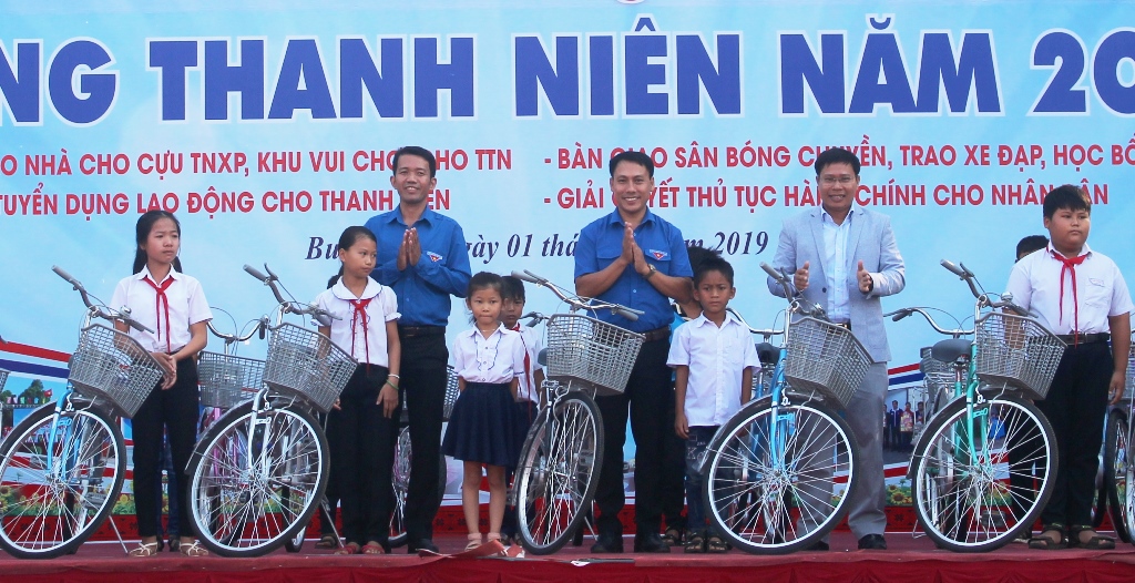 Đại diện Tỉnh Đoàn tặng xe đạp cho các em học sinh nghèo vượt khó tại huyện Buôn Đôn (ảnh minh họa)
