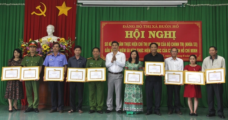 Bí thư Thị ủy Buôn Hồ Y Vinh Tơr (đứng giữa) trao Giấy khen tặng các tập thể có thành tích tiêu biểu.