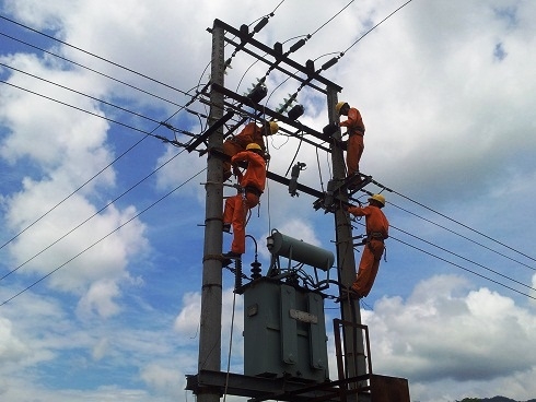 Công nhân Điện lực M'Đrắk thực hiện công tác bảo trì lưới điện
