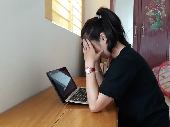 Công việc nhiều áp lực, mệt mỏi nên chị Nguyễn Thị Thùy thường xuyên mất ngủ, đau đầu, mất tập trung. 