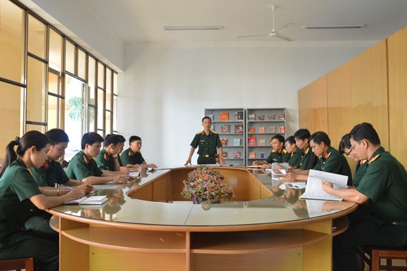 Trung tá Cao Xuân Đức chủ trì một cuộc họp khi đang làm việc tại Ban Tuyên huấn, Bộ CHQS tỉnh.    