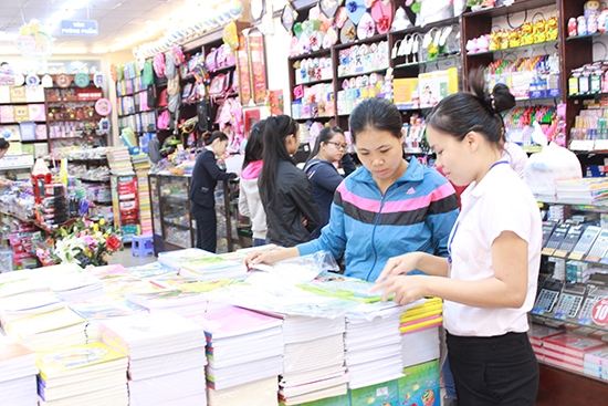 Ngươì dân chọn mua sách vở tại  nhà sách Fahasa Buôn Ma Thuột 