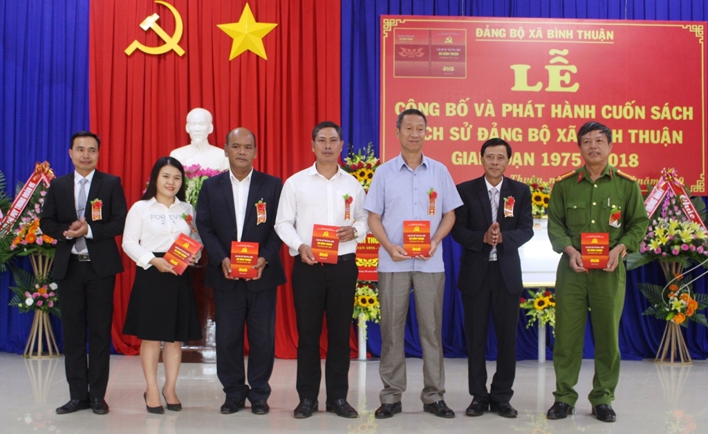 Lãnh đạo xã Bình Thuận ra mắt sách và tặng cho lãnh đạo cấp trên, cán bộ, nhân dân xã 