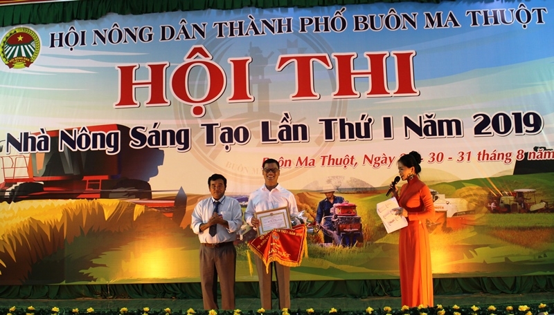 Chủ tịch Hội Nông dân TP. Buôn Ma Thuột Y Sít H'mok trao giải cho đội đạt giải Nhất