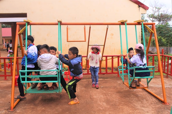 Công trình “Khu vui chơi thiếu nhi” tại Trường Tiểu học Ea Hiao (xã Ea Hiao). 