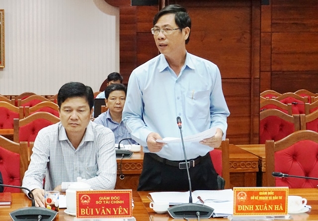 Giám đốc Sở Kế hoạch và Đầu tư tỉnh Đinh Xuân Hà báo cáo tình hình phát triển kinh tế - xã hội, đảm bảo quốc phòng - an ninh tháng 8-2019 .
