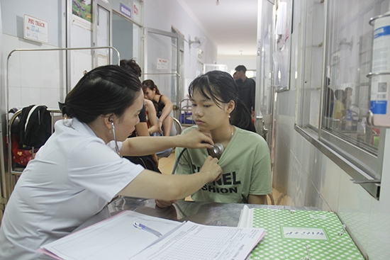Khám và điều trị một ca sốt xuất huyết tại Bệnh viện đa khoa huyện Cư M'gar