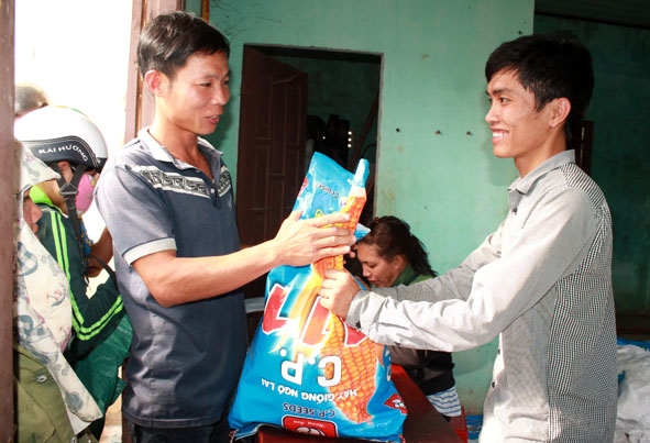 Cán bộ Phòng Dân tộc huyện Ea Kar cấp phát hạt giống, muối i ốt cho hộ nghèo trên địa bàn xã Cư Elang. 
