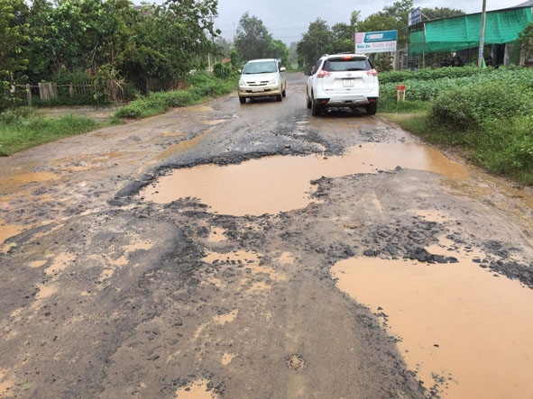 Một đoạn tỉnh lộ 12 từ Quốc lộ 27 vào trung tâm huyện Krông Bông xuống cấp  nghiêm trọng. 