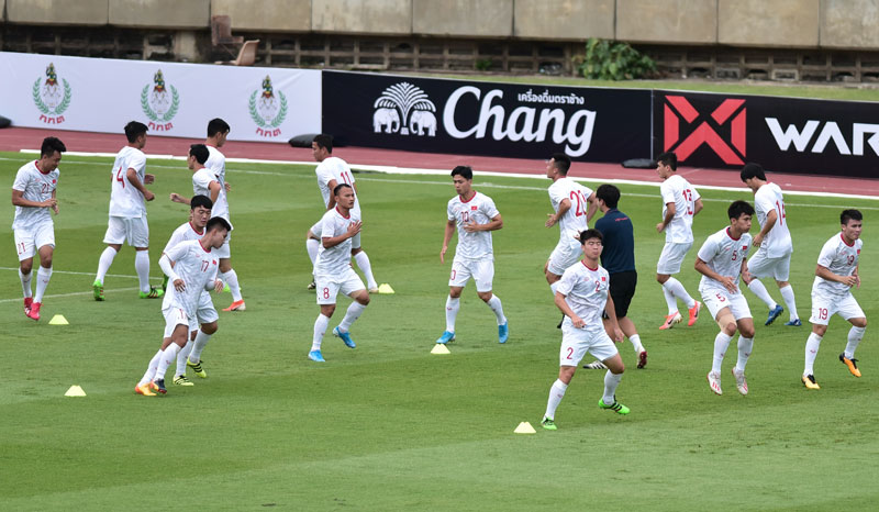 Các cầu thủ Việt Nam tập làm quen sân thi đấu Thammasat. (Ảnh: Internet)