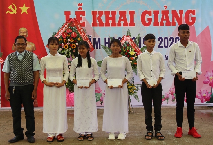 Các em học sinh vượt khó hiếu học nhận học bổng của Hội khuyến học huyện Lắk.