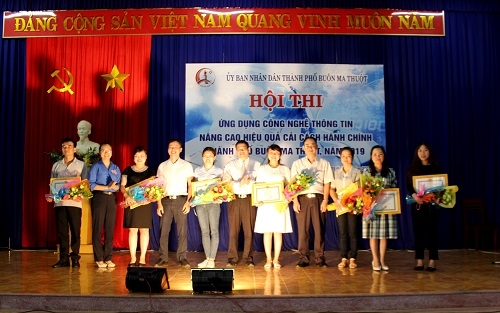 Ban tổ chức trao giải cho các đơn vị đoạt giải đồng đội