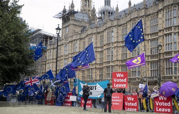 Người biểu tình Anh tuần hành về vấn đề Brexit bên ngoài Hạ viện ở thủ đô London, ngày 3-9-2019.  (Ảnh: THX/TTXVN)