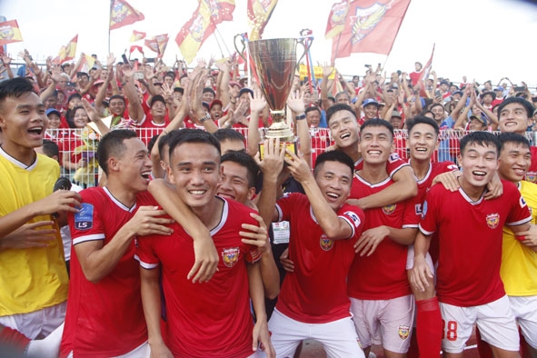 Niềm vui của các cầu thủ Hồng Lĩnh Hà Tĩnh khi đoạt chức Vô địch sớm trước hai vòng đấu.  