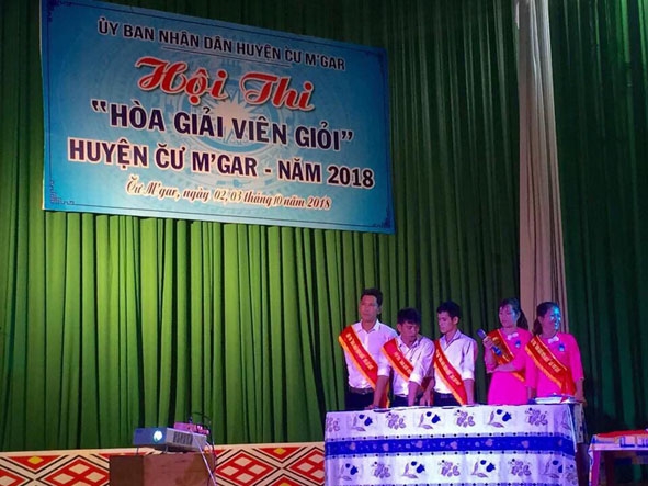 Các hòa giải viên tham gia Hội thi hòa giải viên giỏi huyện Cư M'gar năm 2018.