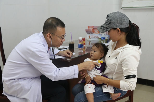 Phó Giáo sư, Tiến sĩ Nguyễn Hoàng Định khám, tư vấn tại Đắk Lắk về nguy cơ  mắc dị tật tim bẩm sinh ở trẻ. 