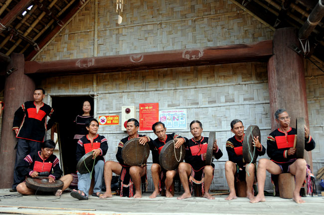 Biểu diễn cồng chiêng trên ngôi nhà dài tại Làng Văn hóa - Du lịch các dân tộc Việt Nam