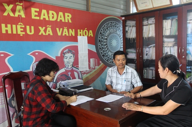 Thành viên Đoàn 1798 kiểm tra công tác CCHC tại UBND xã Ea Đar. 