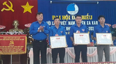 Anh Đào Viết Nam (thứ hai từ phải sang) được Hội LHTN Việt Nam tỉnh tặng Bằng khen về thành tích xuất sắc trong công tác Hội và phong trào thanh niên nhiệm kỳ 2014 - 2019. 