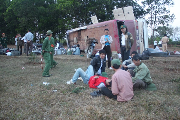 Bộ đội Trung đoàn 95 tham gia bảo vệ tài sản và hiện trường vụ tai nạn xảy ra  vào tháng 9 -2010.  