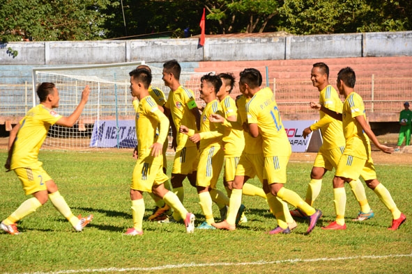 Niềm vui của các cầu thủ Đắk Lắk sau khi ghi bàn vào lưới đội khách Câu lạc bộ bóng đá Huế.  