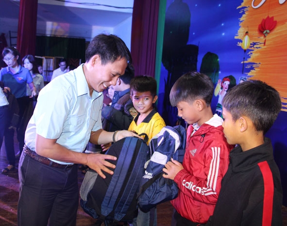 Phó Bí thư Thường trực Tỉnh Đoàn Nguyễn Ngọc Hoàng tặng quà cho học sinh nghèo vượt khó  tại huyện Ea H'leo nhân dịp Tết Trung thu 2019. 