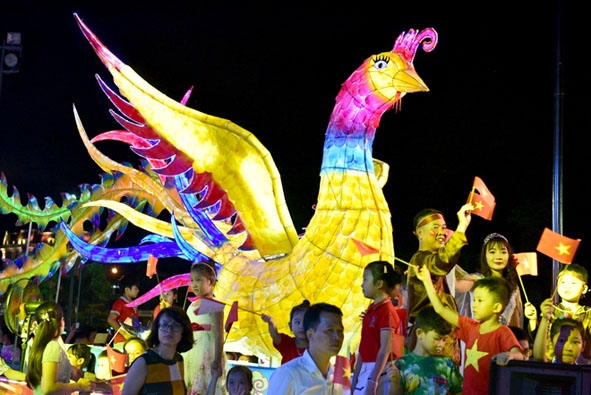 Đèn Trung thu khổng lồ trình diễn tại Đêm hội Thành Tuyên 2019.   Ảnh: baotuyenquang.com.vn