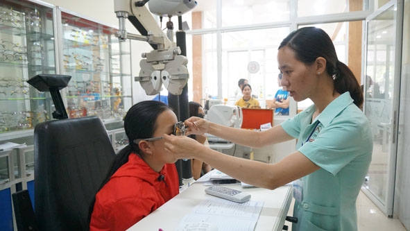 Trẻ khám và đo độ cận thị tại Bệnh viện Mắt Đắk Lắk.  
